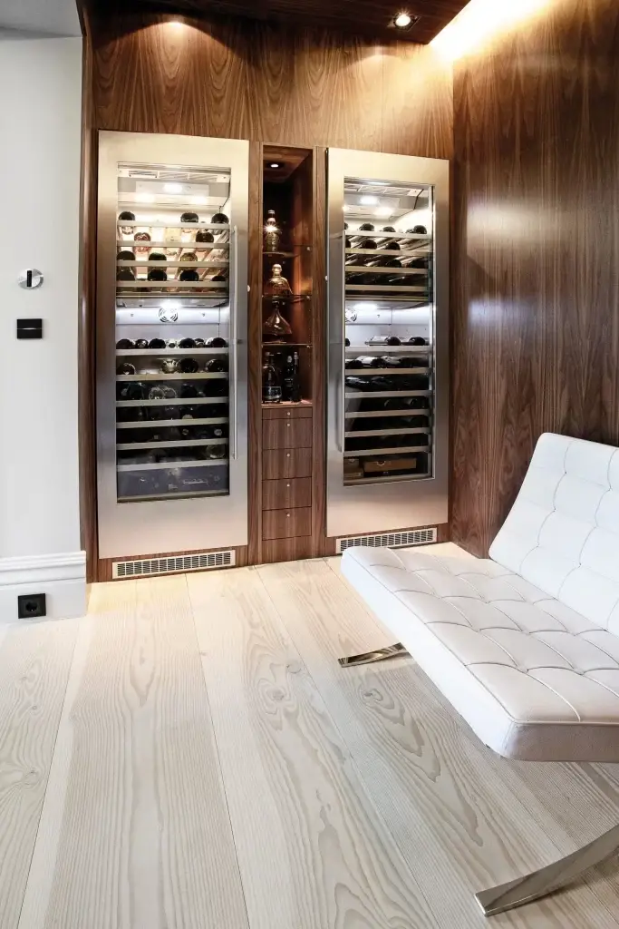 Suelo de madera Dinesen Douglas instalado en bodega — proyecto de interiorismo premium con tarima de gran formato