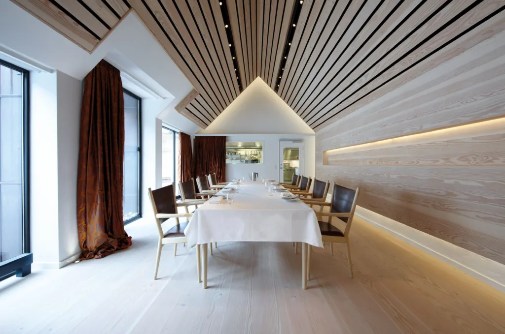 Comedor con techo de listones de madera y suelo Dinesen de tablas anchas