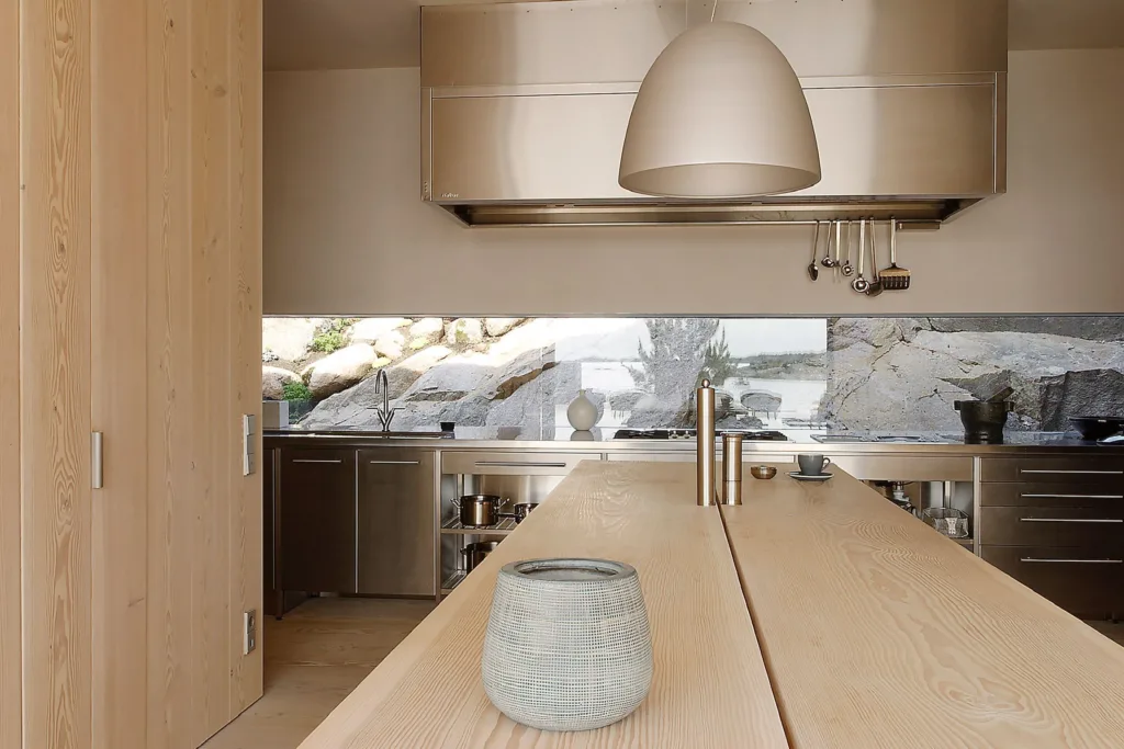 Cocina con encimera y frente de armarios en Dinesen Douglas