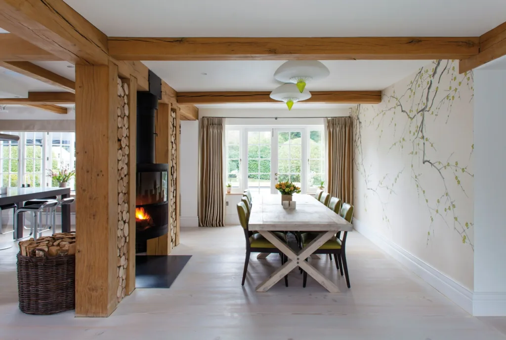 Comedor con vigas de madera vistas y suelo Dinesen Douglas