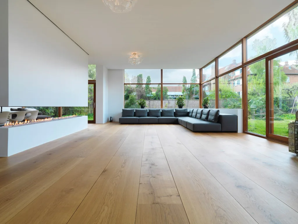 Salón con tablas Dinesen Douglas de gran longitud hacia el jardín