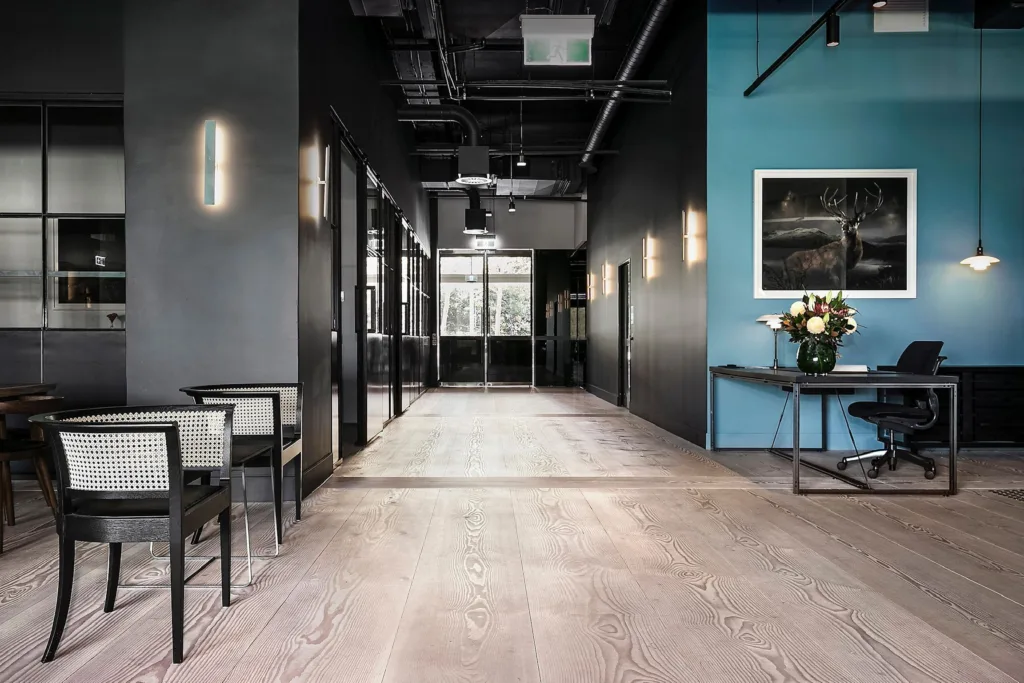 Oficina con suelo Dinesen HeartOak y pared turquesa