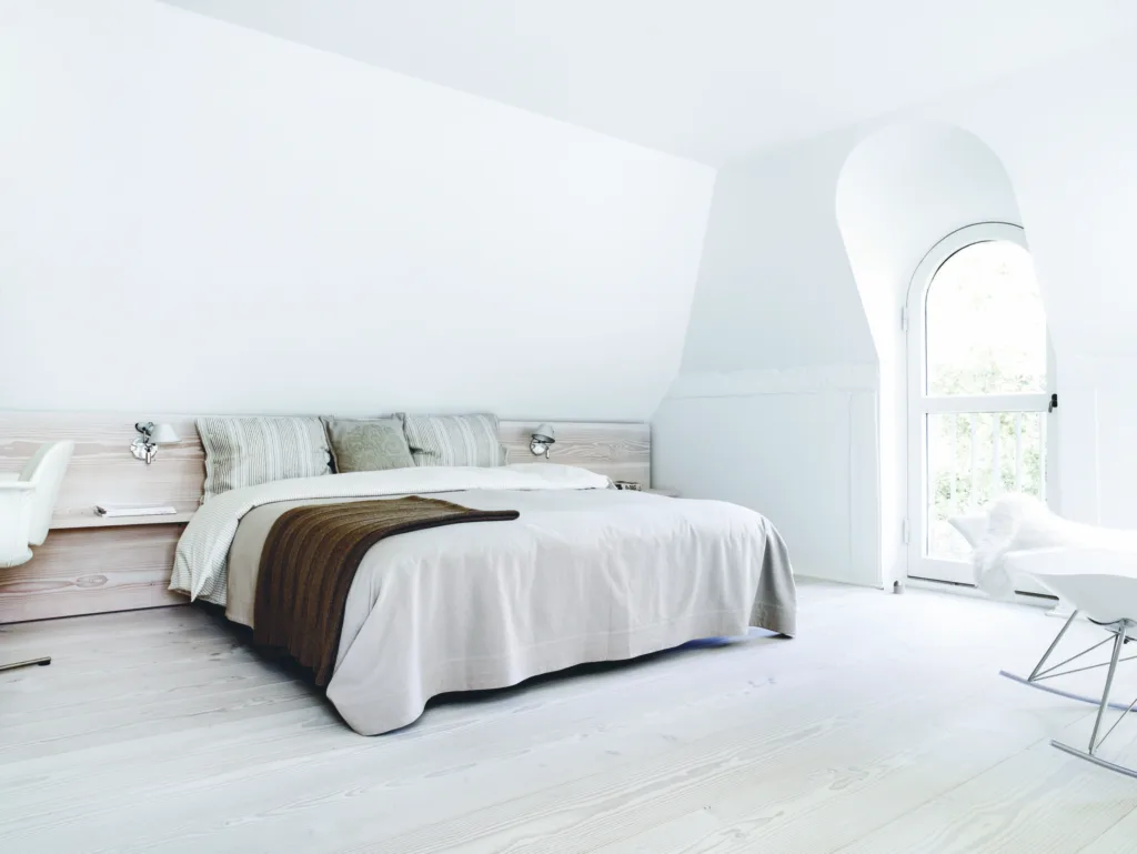 Dormitorio abuhardillado con suelo Dinesen Douglas claro