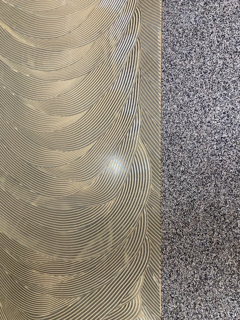 Adhesivo extendido con llana dentada en arcos sobre la manta STAUF Comfort Pad de 3 mm; a la derecha, la manta todavía sin adhesivo