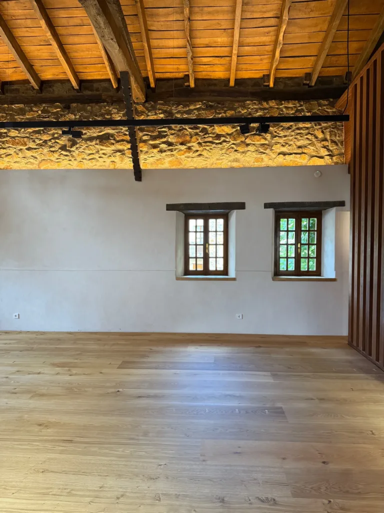 Sala del Asador Etxebarri con suelo Dinesen Layers HeartOak, celosía de roble y ventanas con dinteles de madera