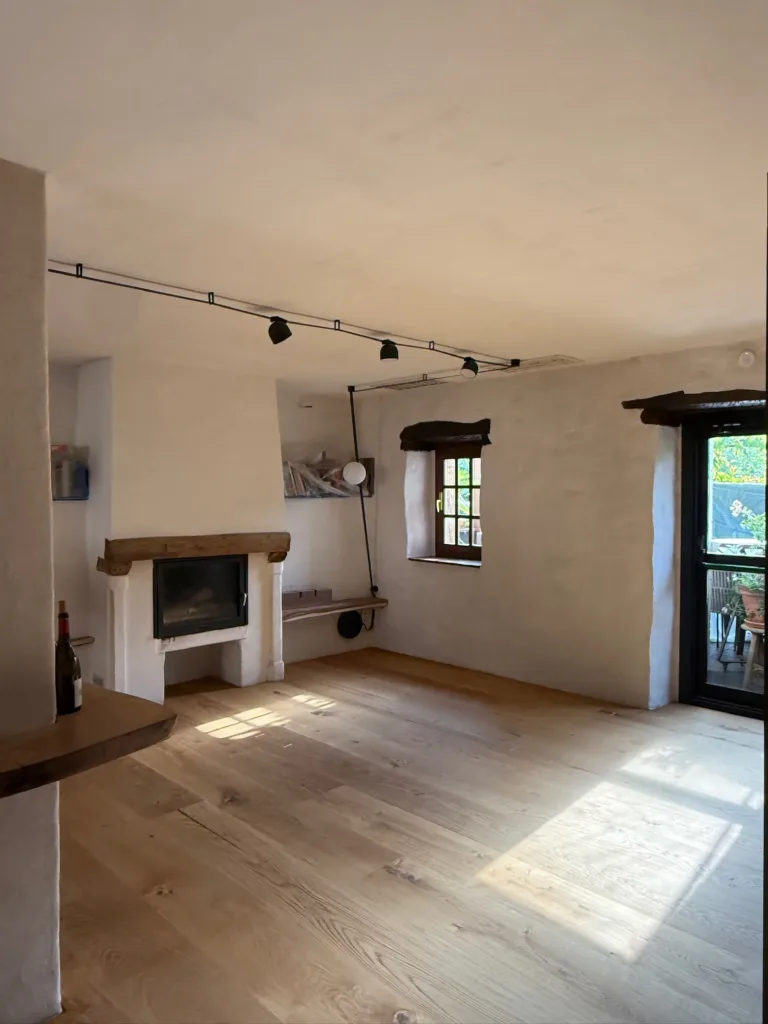 Estancia con chimenea y suelo Dinesen Layers HeartOak en el Asador Etxebarri