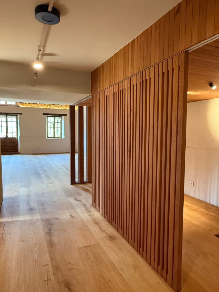 Celosía de listones de roble y suelo Dinesen Layers HeartOak en el Asador Etxebarri
