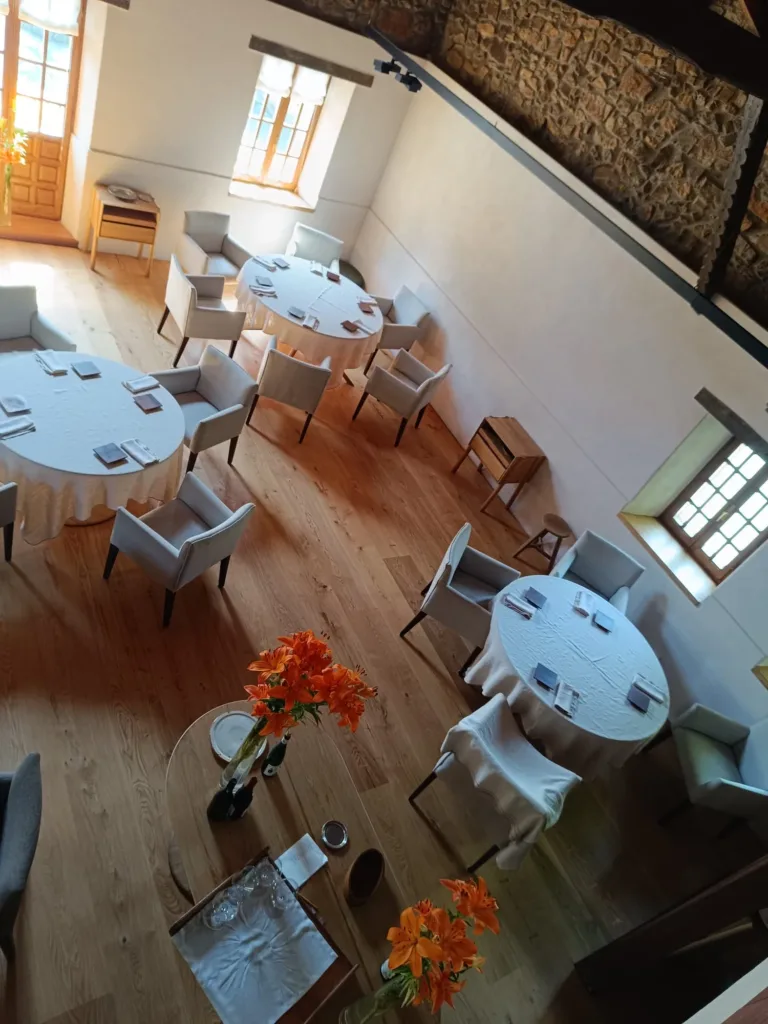 Comedor del Asador Etxebarri con muro de piedra y mesas vestidas; suelo Dinesen Layers HeartOak