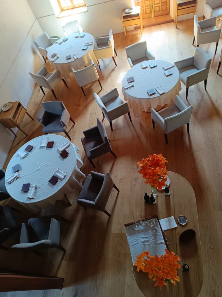 Sala del Asador Etxebarri montada, con aparador de servicio y lirios, sobre suelo Dinesen Layers HeartOak de 300 mm