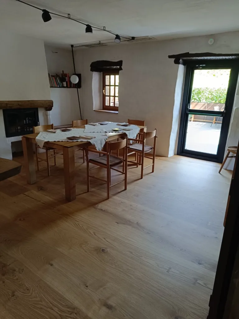 Comedor privado del Asador Etxebarri con chimenea y salida a la terraza, suelo Dinesen Layers HeartOak