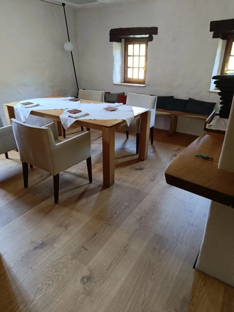 Comedor privado del Asador Etxebarri con banco corrido y mesa de roble sobre suelo Dinesen Layers HeartOak
