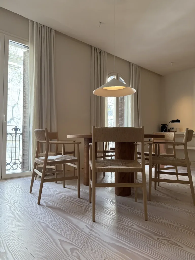 Sillas del comedor de Casa Ambrose bajo la lámpara, con el suelo Dinesen Layers Douglas Classic en primer plano