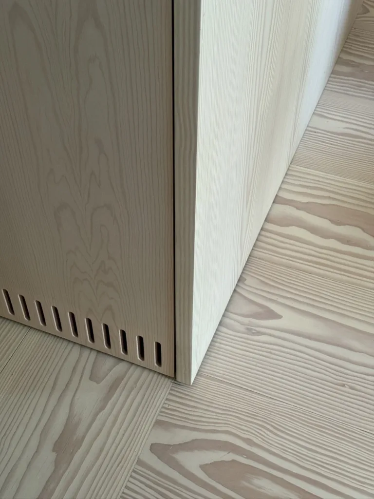 Encuentro del armario de madera con rejilla de ventilación y el suelo Dinesen Layers Douglas Classic, Casa Ambrose