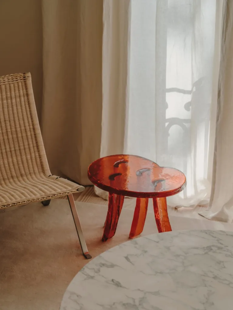 Butaca y taburete de madera sobre el suelo Dinesen Layers Douglas Classic de Casa Ambrose