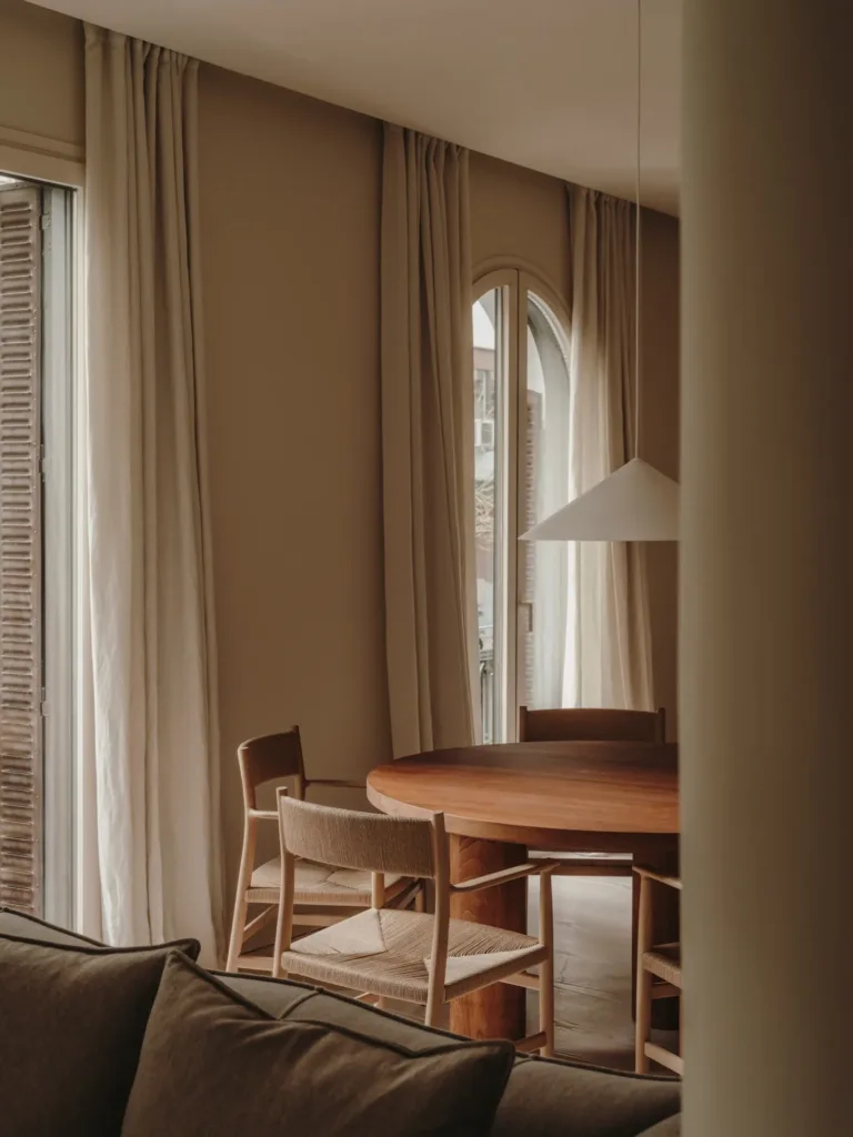 Comedor de Casa Ambrose con mesa y sillas de madera junto al ventanal, suelo Dinesen Layers Douglas Classic