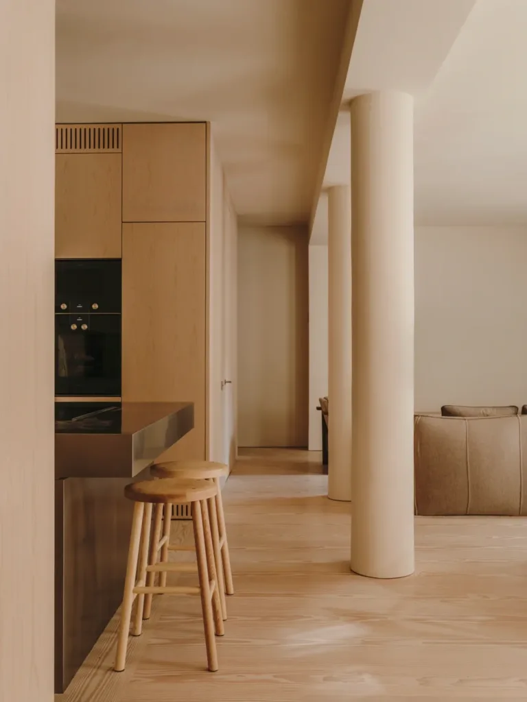 Cocina de Casa Ambrose con suelo Dinesen Layers Douglas Classic y taburetes