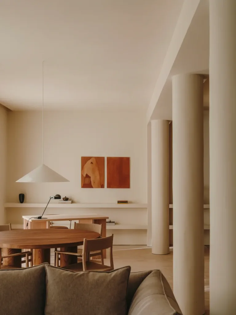 Zona de comedor de Casa Ambrose con mesa de madera y suelo Dinesen Layers Douglas