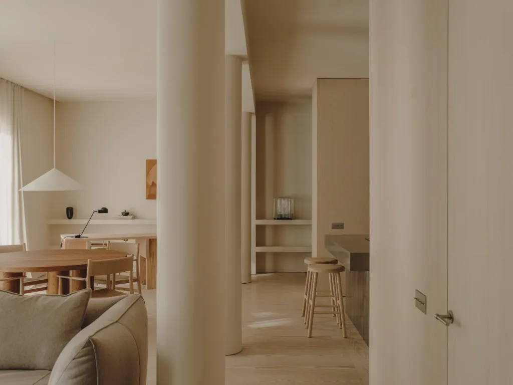 Salón de Casa Ambrose (Madrid) con suelo Dinesen Layers Douglas Classic y cocina al fondo