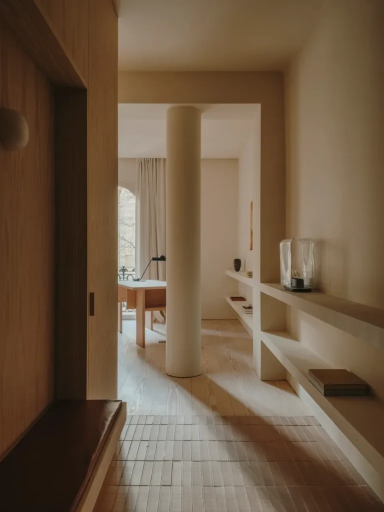 Vestíbulo y galería de Casa Ambrose con suelo Dinesen Layers Douglas
