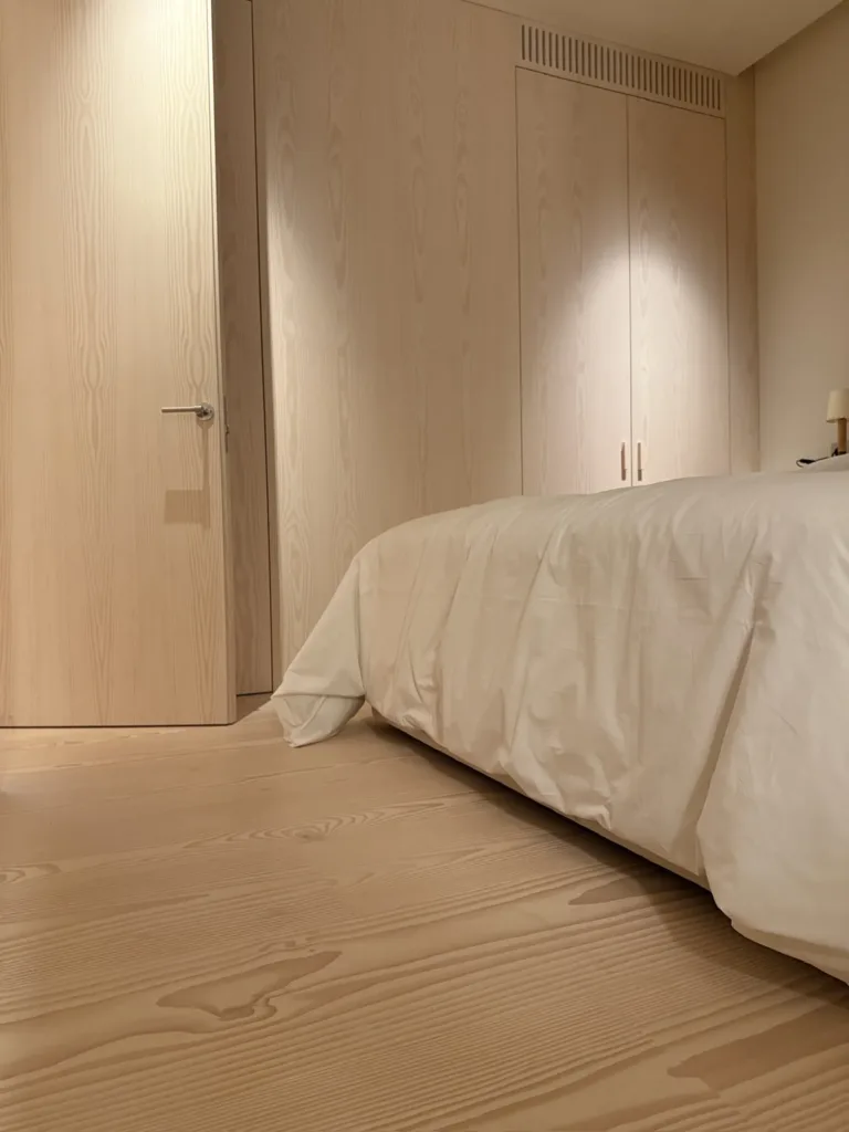 Dormitorio de Casa Ambrose: suelo Dinesen Layers Douglas Classic y panelado de la misma madera