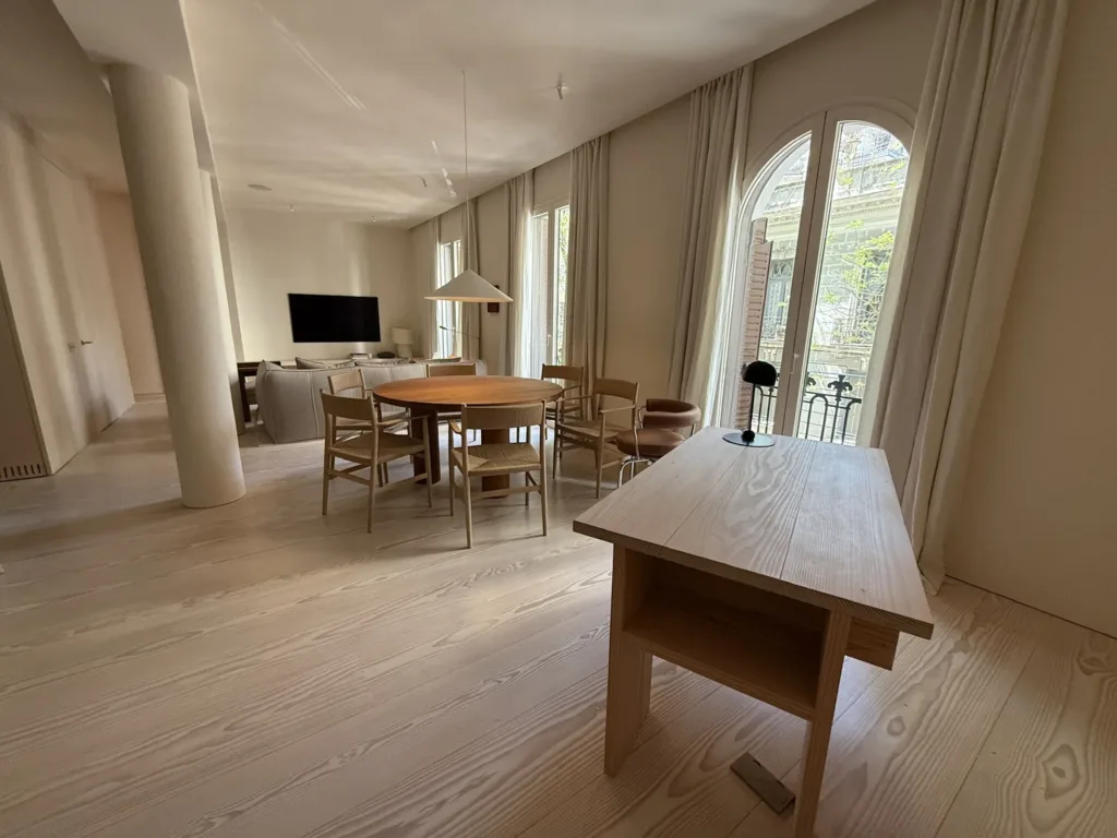 Salón de Casa Ambrose desde el escritorio: tablas Dinesen Layers Douglas Classic de 300 mm en toda su longitud