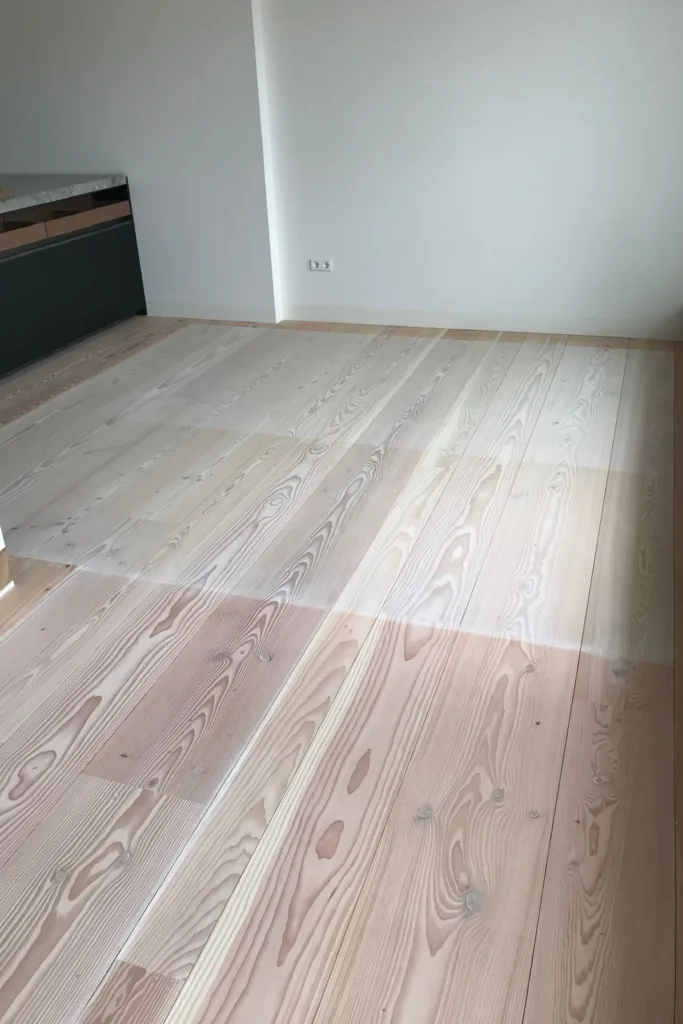 Comparativa de textura entre acabado al aceite y jabón sobre Dinesen Douglas