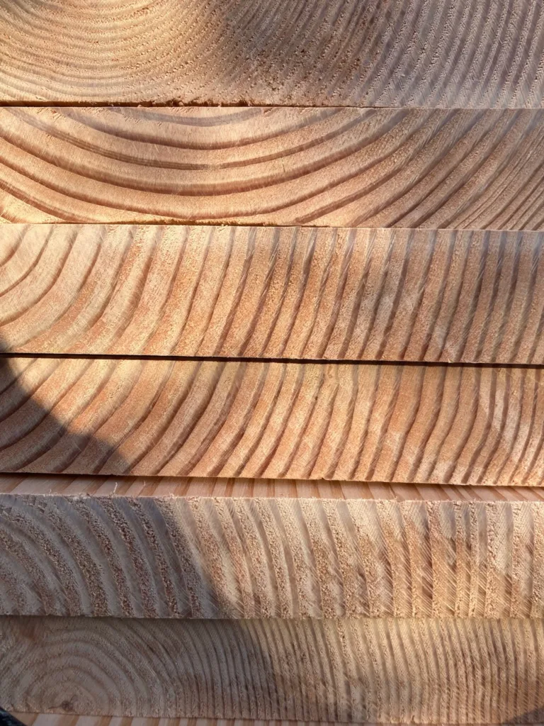 Cantos de tablas Dinesen Douglas apiladas con los anillos de crecimiento y la veta vertical a la vista