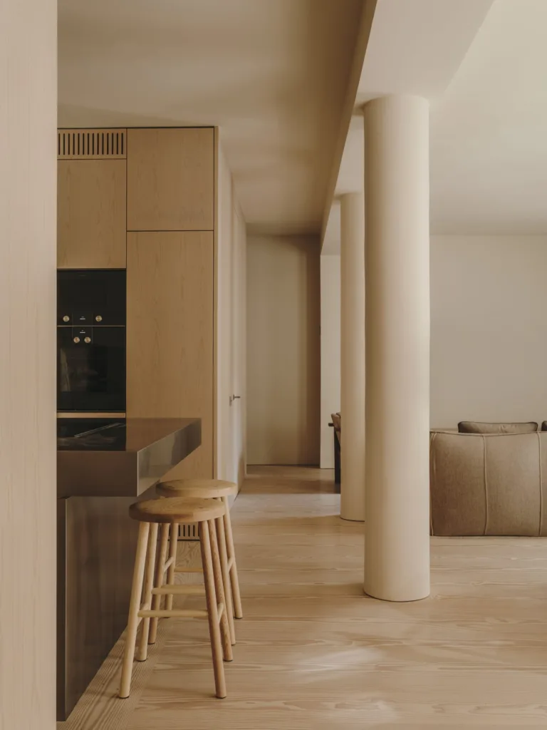 Suelo Dinesen Layers Douglas Classic con aceite claro, tablas de 2,5 m × 300 mm, en Casa Ambrose (Plantea Estudio)