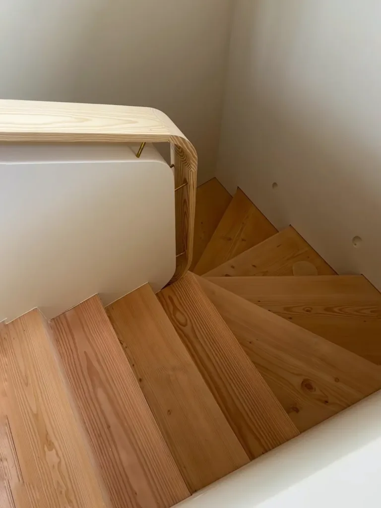 Peldaños compensados de madera en la llegada al rellano
