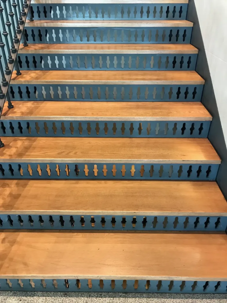 Huellas de madera sobre tabicas perforadas en una escalera rehabilitada