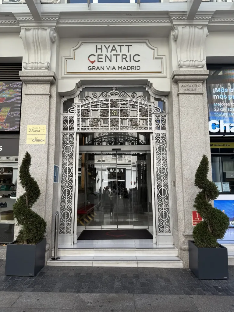 Entrada del Hyatt Centric Gran Via Madrid en la Gran Vía