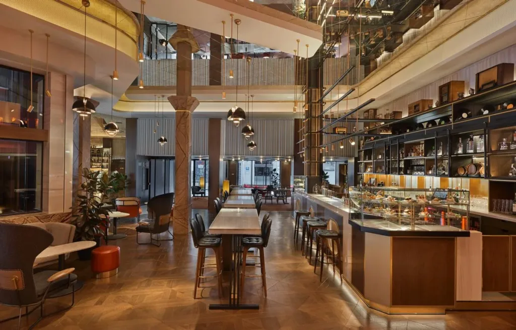 Ondas de punta a punta: el suelo de losetas de roble teñido recorre el vestíbulo del Hyatt Centric Gran Vía Madrid