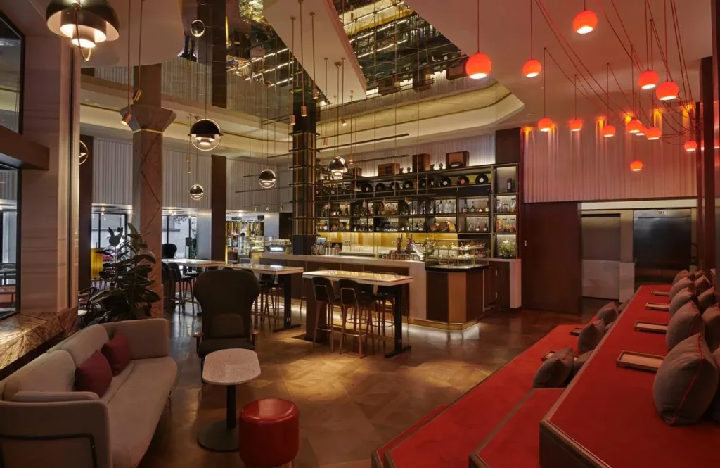 Zona de estar de Ondas sobre el suelo de losetas de roble teñido, Hyatt Centric Gran Vía Madrid