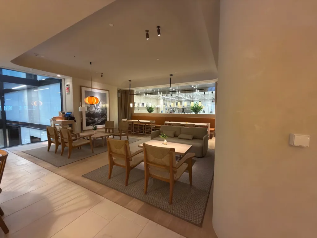 Rincón de estar de La Maruca de Azca con suelo Dinesen Oak Natural y alfombras sobre la madera