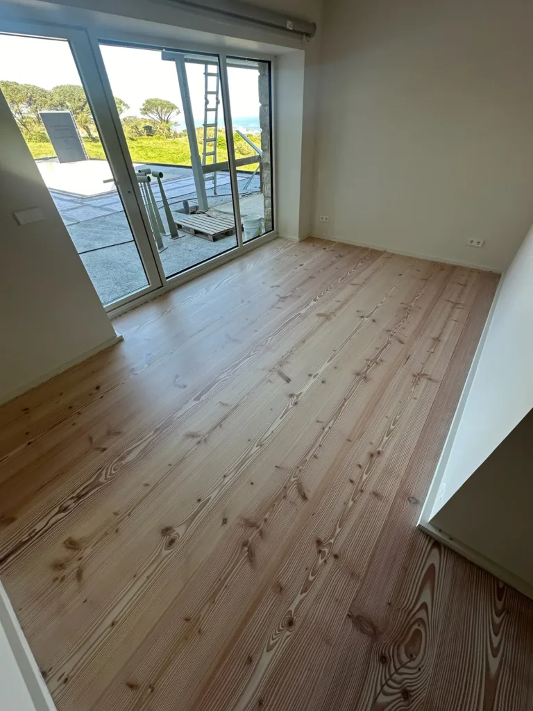 Dormitorio con ventanal a la terraza y el mar, suelo Dinesen Douglas Natural, La Modernita, Ruiloba (Cantabria)