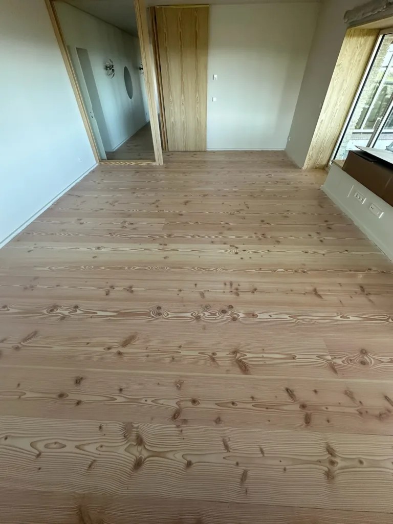 Habitación con armario de madera y suelo Dinesen Douglas Natural de 350 mm, La Modernita, Ruiloba (Cantabria)