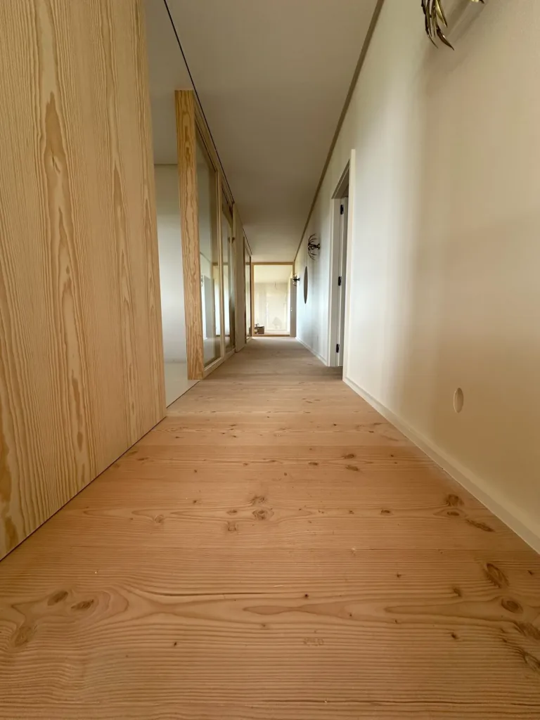 Pasillo con frentes de armario de madera y suelo Dinesen Douglas Natural, La Modernita, Ruiloba (Cantabria)
