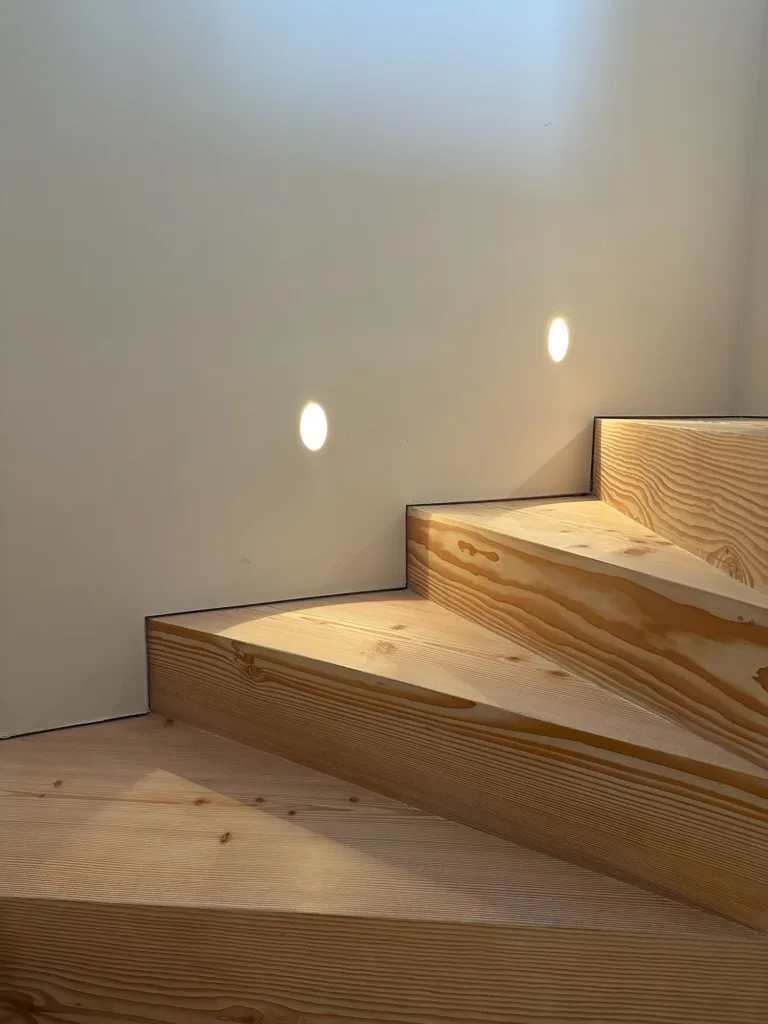 Detalle de huellas y tabicas de una sola pieza en Dinesen Douglas de 450 mm de ancho, La Modernita, Ruiloba (Cantabria)
