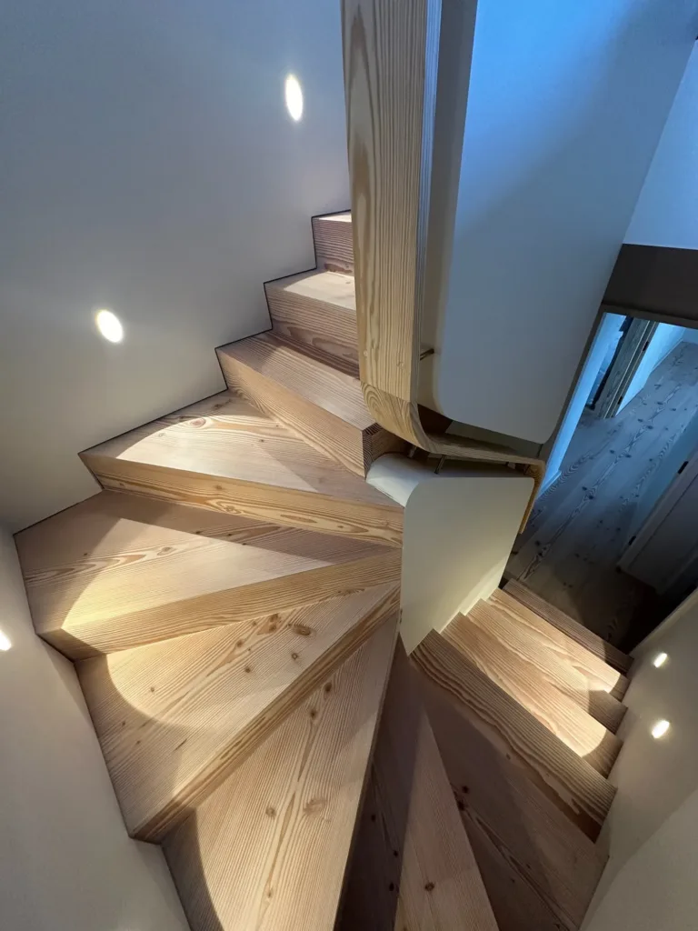 Vista cenital de la vuelta de la escalera de Dinesen Douglas con peldaños enterizos, La Modernita, Ruiloba (Cantabria)