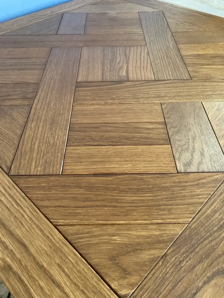 Muestra de panel de roble en tono oscuro, con cestería dentro de un marco a 45°