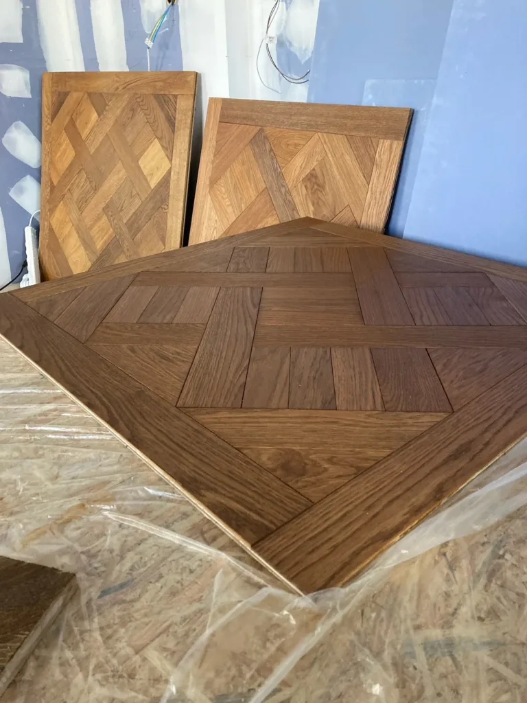 Tres muestras de paneles de roble en distintos dibujos y tonos, en obra