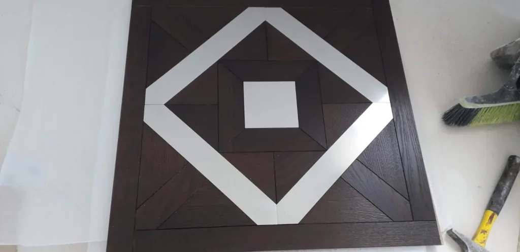 Panel de nogal americano con incrustaciones de acero en obra, antes de colocarlo