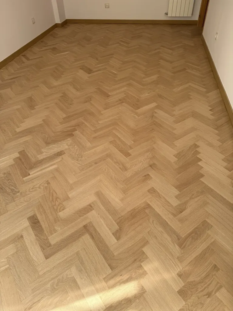 Dormitorio con parquet de roble en espiga acuchillado y barnizado con Bona Traffic HD Raw, piso con mirador en Madrid