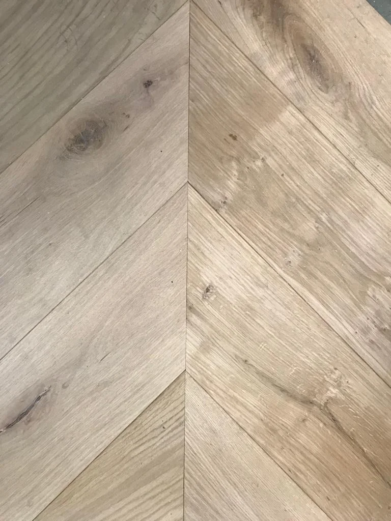 Encuentro de las testas cortadas en ángulo en el eje de una punta de Hungría de roble con nudos