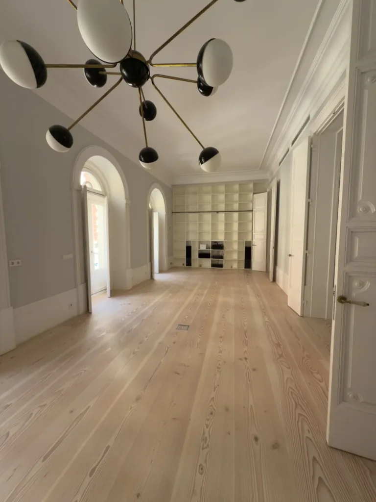 Salón largo hacia la librería, suelo Dinesen Douglas Classic en largos de hasta 7 m, vivienda en el barrio de Palacio (Madrid)