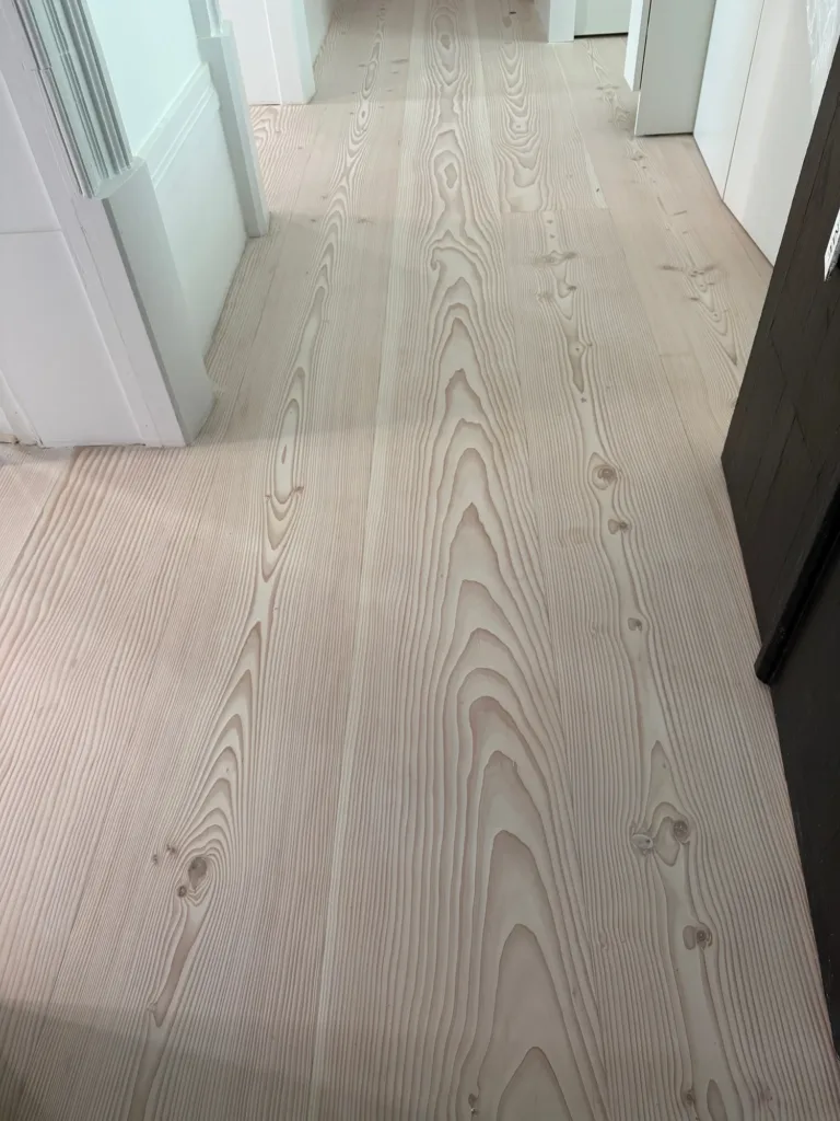 Detalle de la veta del abeto Douglas con el acabado Bona Craft Oil 2K Frost, vivienda en el barrio de Palacio (Madrid)
