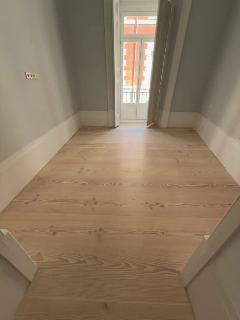 Habitación con balcón a la calle y suelo Dinesen Douglas restaurado, vivienda en el barrio de Palacio (Madrid)