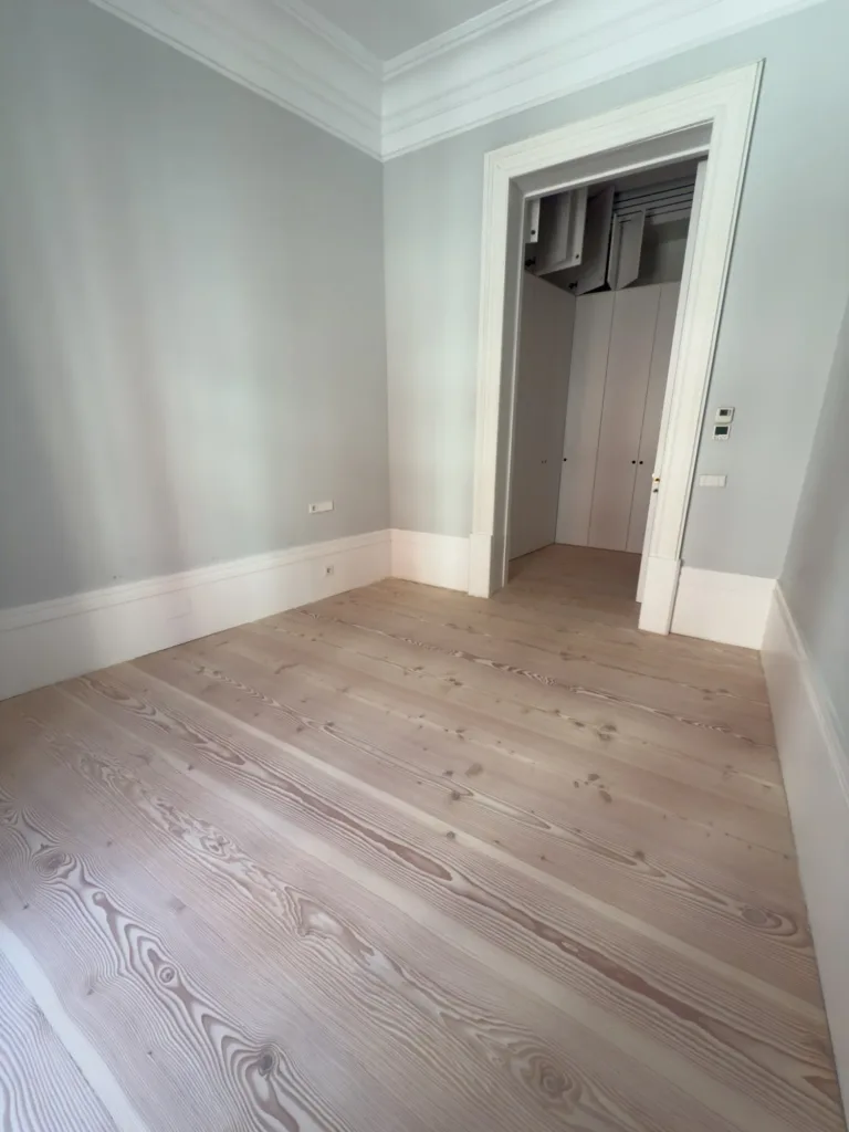 Dormitorio con vestidor y suelo Dinesen Douglas de 350 mm, vivienda en el barrio de Palacio (Madrid)