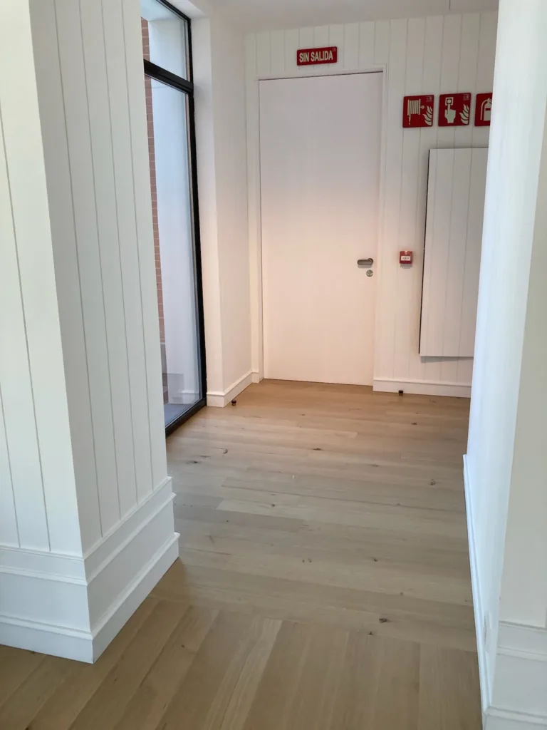 Paso hacia una salida del restaurante con el suelo de roble terminado