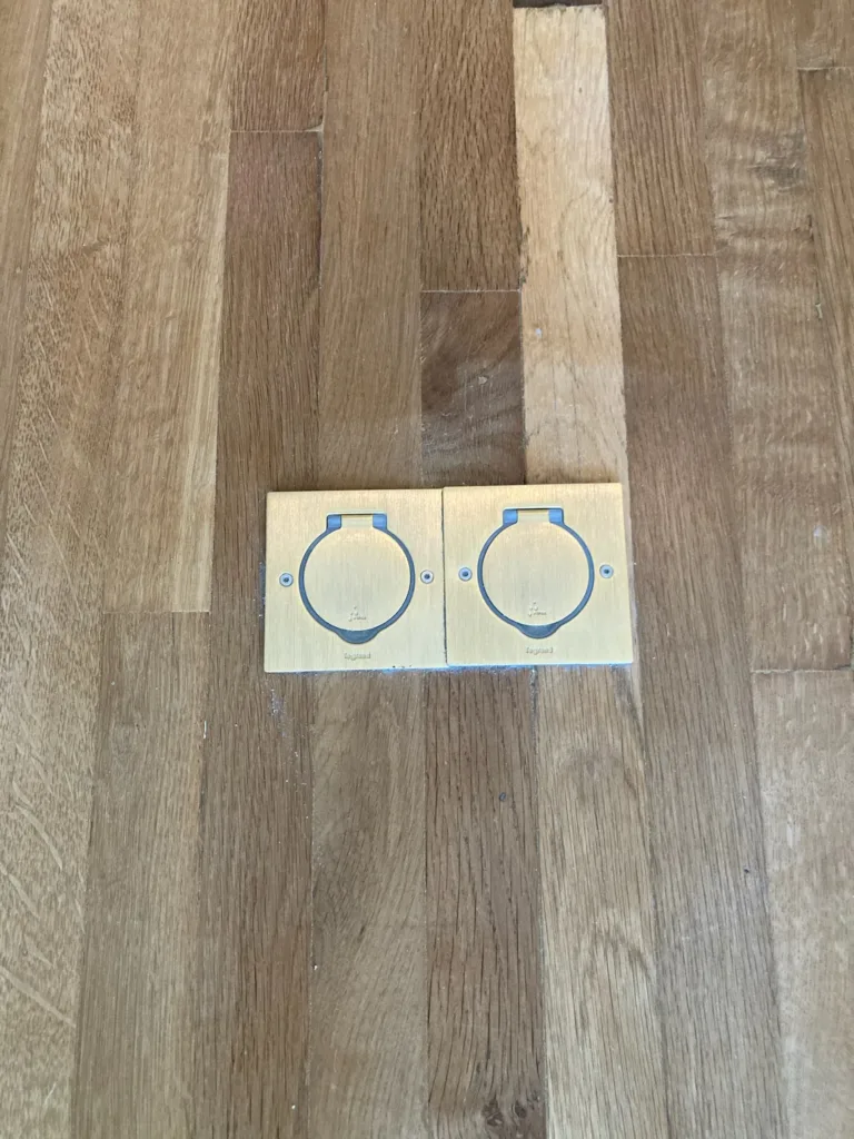 Tomas eléctricas de suelo integradas en el roble del recuadro